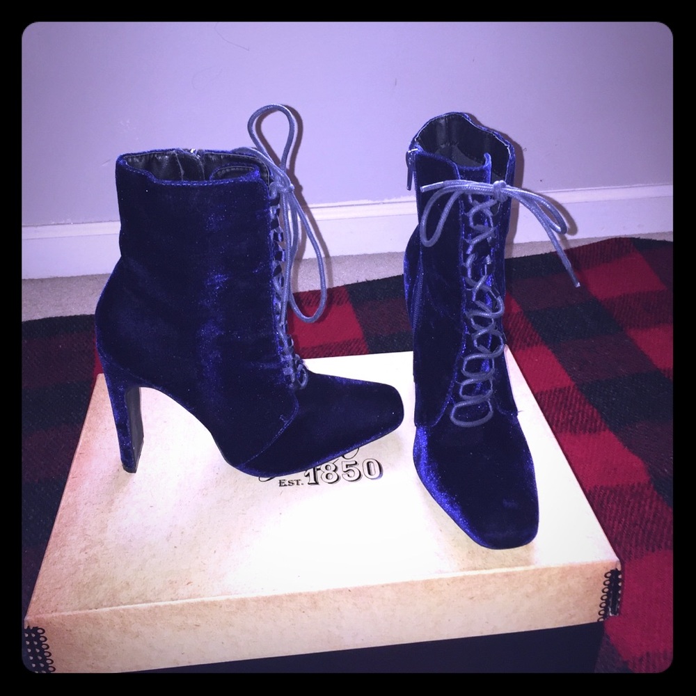 Women’s booties size 7 Medium